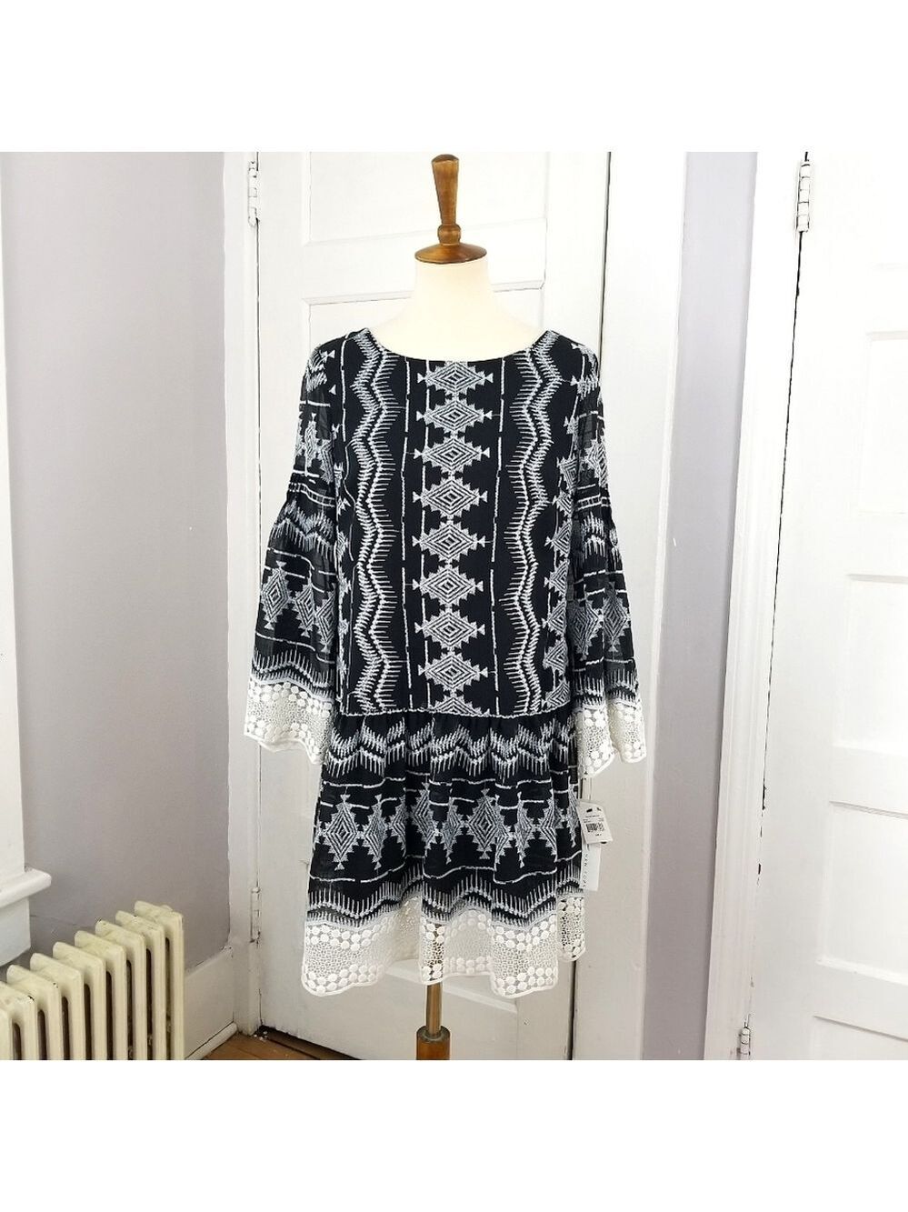 NWT Nicole Miller Boho Style Embroidered Shift Dress, Size 6